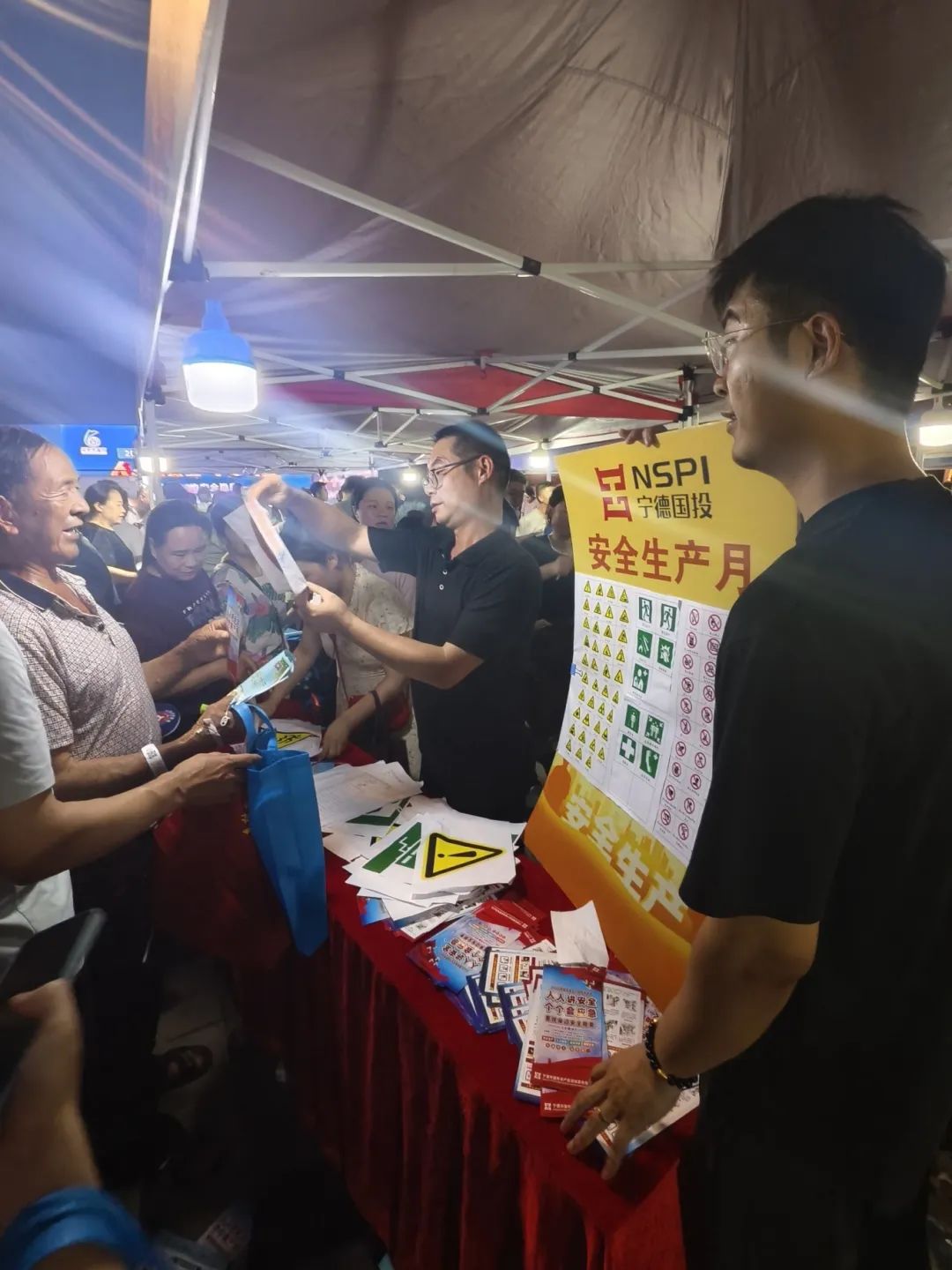 【糖心vlog资讯
】人人讲安全、个个会应急——查找身边安全隐患 糖心vlog
参加“安全生产月”咨询日宣传活动